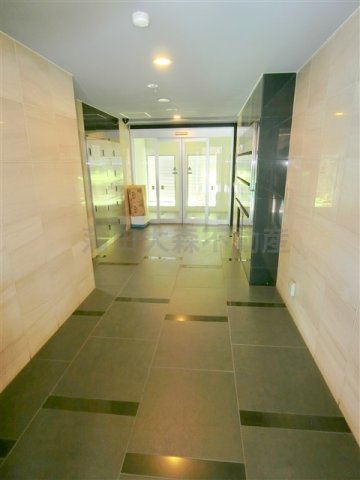 XEBEC(ジーベック西蒲田のエントランス|防犯カメラTVモニター付オートロック　宅配BOXメールBOXエントランス　