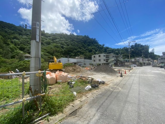 ハートフルタウン名護市世冨慶　全8棟　D号棟の前面道路含む現地写真