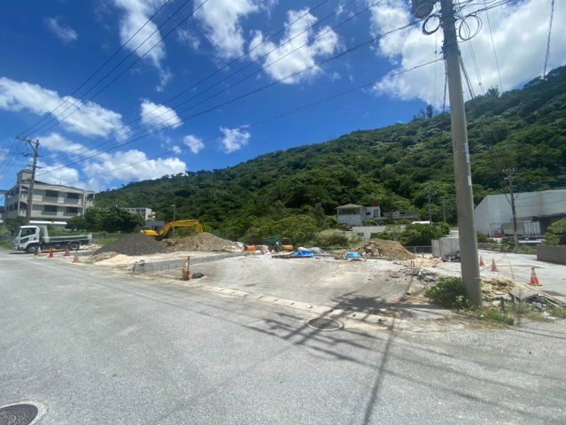 ハートフルタウン名護市世冨慶　全8棟　E号棟の前面道路含む現地写真