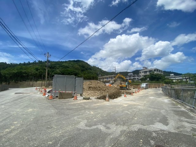 ハートフルタウン名護市世冨慶　全8棟　H号棟の前面道路含む現地写真