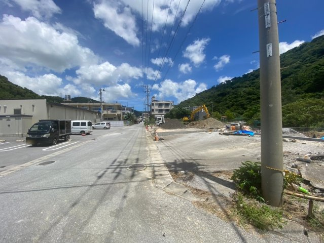 ハートフルタウン名護市世冨慶　全8棟　H号棟の前面道路含む現地写真