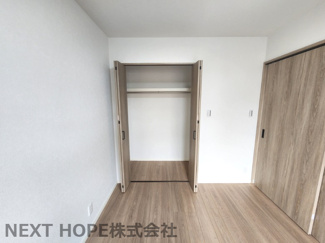 【収納】 | ライオンズガーデン園田 | リビングに隣接した洋室６帖のクローゼットです♪バルコニーからとりこんだお洗濯物もすぐにクローゼットに収納できる居室です！！