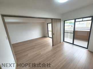 【居間・リビング】 | ライオンズガーデン園田 | リビングに隣接した洋室６帖の建具をオープンにしていただくと１８．８帖のLDKとしても使用できます！！