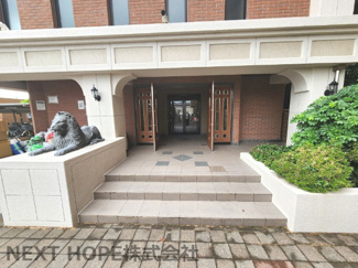 【エントランス】 | ライオンズガーデン園田 | お手入れの行き届いたエントランスです♪