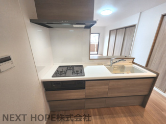 【キッチン】 | ライオンズガーデン園田 | 新品のシステムキッチンです♪圧迫感も無く快適な空間です！お料理を作りながらリビングのご家族との楽しい会話が弾みますね(^^)