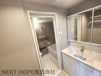 【独立洗面台】 | ライオンズガーデン園田 | 新品の洗面化粧台です♪シャワー水栓で使い勝手も良いです！鏡は三面鏡になっております！