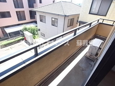 【バルコニー】 | ファーレ秋元 | 外からの目が気にならないバルコニーで洗濯物が干せます