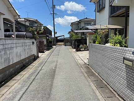 安芸郡熊野町呉地5丁目　中古一戸建て(JS)の前面道路含む現地写真