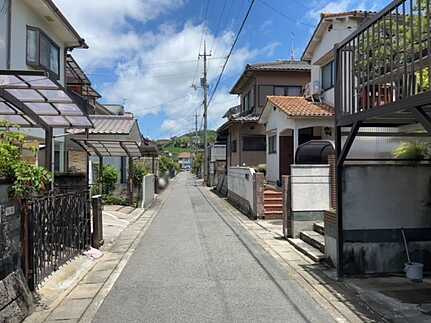 安芸郡熊野町呉地5丁目　中古一戸建て(JS)の前面道路含む現地写真