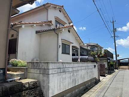 安芸郡熊野町呉地5丁目　中古一戸建て(JS)の前面道路含む現地写真