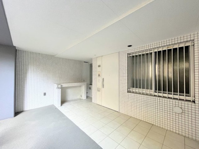 【その他共用部分】 | ◆◇プライズ・ヒル戸塚５番館◇◆ | ◆光の渦が溢れた明るい玄関ホール。「おかえり」と「ただいま」が交差するお家の顔とも言える場所は爽やかで心地良い空間となっています。すっきり片付いた玄関で来客時にも自信が持てそう。