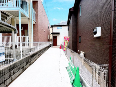 【前面道路含む現地写真】 | ◆横浜市瀬谷区相沢新築住宅◆ | ◆堂々たる趣ながら、主張し過ぎずどこか余裕を感じさせるシャープなフォルムで佇む邸宅は、晴天の空と照らし合わせる事で、本来あるべき完成形の姿を見せてくれます。