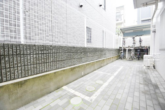 【駐車場】 | バイク置き場。空き区画の有無や駐輪料金、サイズおよび排気量規定などについては、改めてお問い合わせください。～即日のご見学可能～　お問合せはお気軽にどうぞ。