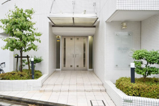 【エントランス】 | オートロックを備えた、マンションのエントランス。やはりセキュリティの観点は欠かすことができません。皆様を“安全”に送り出し、出迎えてくれます。～即日のご見学可能～　お問合せはお気軽にどうぞ。