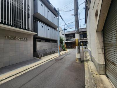 トラストコート二条駅前の地図|前面道路