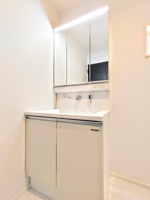 【独立洗面台】 | ◆町田市原町田新築住宅A号棟◆ | ◆【モデルルーム】毎日使う場所だから、機能的で使いやすさに配慮したパウダールーム。すっきりと使えるように収納も豊富にご用意しています。