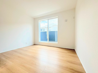 【洋室】 | ◆町田市原町田新築住宅A号棟◆ | ◆【モデルルーム】室内はいつも明るい印象なので気持ちの良い朝を迎えられます。各部屋にはクローゼットを完備しており、収納が多いお家はすっきりして快適空間です。