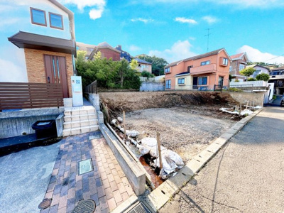 【外観】 | ◆町田市原町田新築住宅A号棟◆ | ◆一戸建てを中心とした街並みが整然と続き、周辺は高い建物が建っていないので、緑の多い閑静な趣を感じる環境です。街並みや周辺環境も重要なポイントです！！