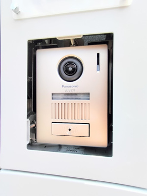 【防犯設備】 | ◆町田市原町田新築住宅A号棟◆ | ◆【モデルルーム】受話器を持たずに、来訪者と通話ができ、モニターで姿が確かめられるインターホンを採用しました。暮らしの安心感を一層高めます。