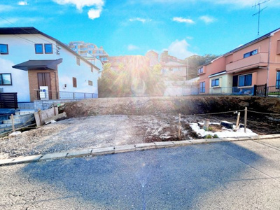 【前面道路含む現地写真】 | ◆町田市原町田新築住宅A号棟◆ | ◆堂々たる趣ながら、主張し過ぎずどこか余裕を感じさせるシャープなフォルムで佇む邸宅は、晴天の空と照らし合わせる事で、本来あるべき完成形の姿を見せてくれます。