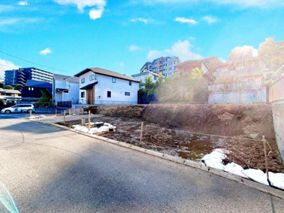 【前面道路含む現地写真】 | ◆町田市原町田新築住宅A号棟◆ | ◆爽やかな青空の下に贅沢なほどに降り注ぐ陽光、豊かな居住性と、クオリティが見事に調和した住空間は、住まうことの喜びを感じさせてくれます。ゆとりある広い敷地で開放的なお住まいです。