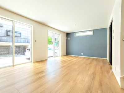 【居間・リビング】 | ◆町田市原町田新築住宅A号棟◆ | ◆【モデルルーム】一家だんらんのスペースとなるＬＤＫ。窓から明るい光が差し込み、思わず家族の会話も弾む快適な空間。