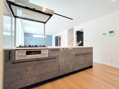 【キッチン】 | ◆町田市原町田新築住宅A号棟◆ | ◆【モデルルーム】キッチンからダイニングやリビングが見渡せるキッチン。料理をしながら家族とコミュニケーションをとれるだけでなく、大きな開放感も得られることができます。