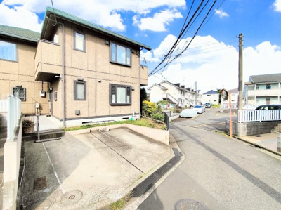 【前面道路含む現地写真】 | ◆◇十日市場町　中古戸建◇◆ | ◆堂々たる趣ながら、主張し過ぎずどこか余裕を感じさせるシャープなフォルムで佇む邸宅は、晴天の空と照らし合わせる事で、本来あるべき完成形の姿を見せてくれます。