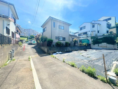 【前面道路含む現地写真】 | ◆◇東芹が谷　建築条件付き売地　◇◆ | ◆爽やかな青空の下に贅沢なほどに降り注ぐ陽光、豊かな居住性と、クオリティが見事に調和した住空間は、住まうことの喜びを感じさせてくれます。ゆとりある広い敷地で開放的なお住まいです。