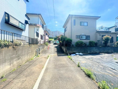 【前面道路含む現地写真】 | ◆◇東芹が谷　建築条件付き売地　◇◆ | ◆住宅ローンのご相談や周辺環境のご案内も含め、ローンに詳しい、地元に詳しいスタッフがお出迎えさせていただきます。お気軽にご相談ください。