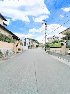 【前面道路含む現地写真】 | ◆◇今泉台7丁目　リノベ戸建て◇◆ | ◆前面道路も幅員があり車の運転も安心！前面道路は閑静な住宅地。車通りの少ない道路です。お子様にも安心です。
