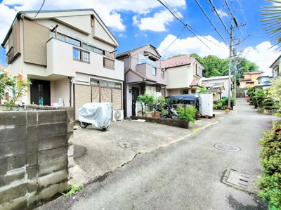 【前面道路含む現地写真】 | ◇◆寺山町　中古一戸建て◆◇ | ◆ご家族の会話がはずむ、開放的なＬＤＫです。休日はお陽さまの光をたっぷりととりこめるぽかぽかリビングで過ごしませんか？