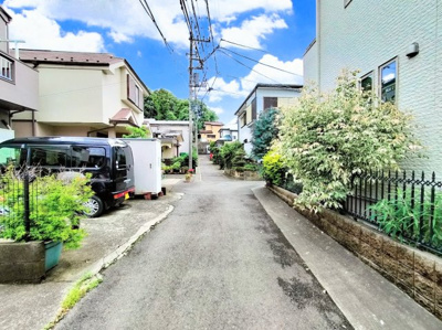 【前面道路含む現地写真】 | ◇◆寺山町　中古一戸建て◆◇ | ◆柔らかい陽光が差し込む明るいお部屋を演出する設計。彩光の取れる窓が気持ちの良いお部屋を創り上げます。