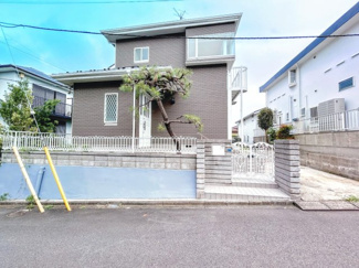 【前面道路含む現地写真】 | ◆堂々たる趣ながら、主張し過ぎずどこか余裕を感じさせるシャープなフォルムで佇む邸宅は、晴天の空と照らし合わせる事で、本来あるべき完成形の姿を見せてくれます。