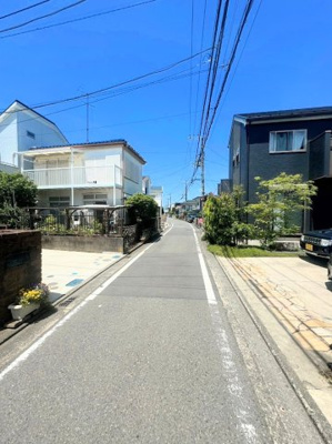 【前面道路含む現地写真】 | ◆◇阿久和西2丁目　中古戸建◇◆ | ◆前面道路も幅員があり車の運転も安心！前面道路は閑静な住宅地。車通りの少ない道路です。お子様にも安心です。