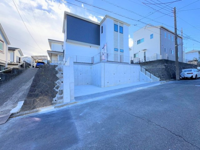 【外観】 | ◆横浜市緑区上山新築◆ | ◆一戸建てを中心とした街並みが整然と続き、周辺は高い建物が建っていないので、緑の多い閑静な趣を感じる環境です。街並みや周辺環境も重要なポイントです！！