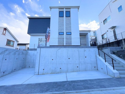 【外観】 | ◆横浜市緑区上山新築◆ | ◆爽やかな青空の下に贅沢なほどに降り注ぐ陽光、豊かな居住性と、クオリティが見事に調和した住空間は、住まうことの喜びを感じさせてくれます。ゆとりある広い敷地で開放的なお住まいです。