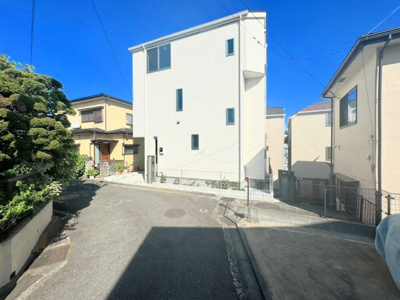 【前面道路含む現地写真】 | ◆◇平戸2丁目　新築戸建て◇◆ | ◆前面道路も幅員があり車の運転も安心！前面道路は閑静な住宅地。車通りの少ない道路です。お子様にも安心です。