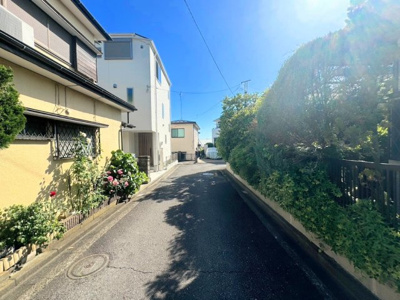 【前面道路含む現地写真】 | ◆◇平戸2丁目　新築戸建て◇◆ | ◆爽やかな青空の下に贅沢なほどに降り注ぐ陽光、豊かな居住性と、クオリティが見事に調和した住空間は、住まうことの喜びを感じさせてくれます。ゆとりある広い敷地で開放的なお住まいです。