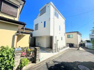 【前面道路含む現地写真】 | ◆◇平戸2丁目　新築戸建て◇◆ | ◆堂々たる趣ながら、主張し過ぎずどこか余裕を感じさせるシャープなフォルムで佇む邸宅は、晴天の空と照らし合わせる事で、本来あるべき完成形の姿を見せてくれます。