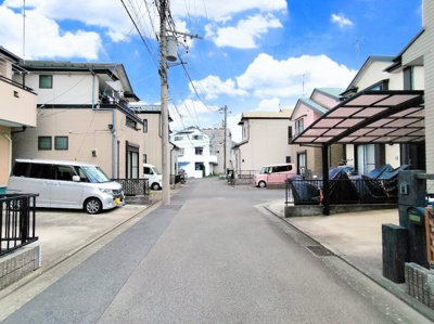 【前面道路含む現地写真】 | ◆◇池辺町　中古戸建◇◆ | ◆爽やかな青空の下に贅沢なほどに降り注ぐ陽光、豊かな居住性と、クオリティが見事に調和した住空間は、住まうことの喜びを感じさせてくれます。ゆとりある広い敷地で開放的なお住まいです。