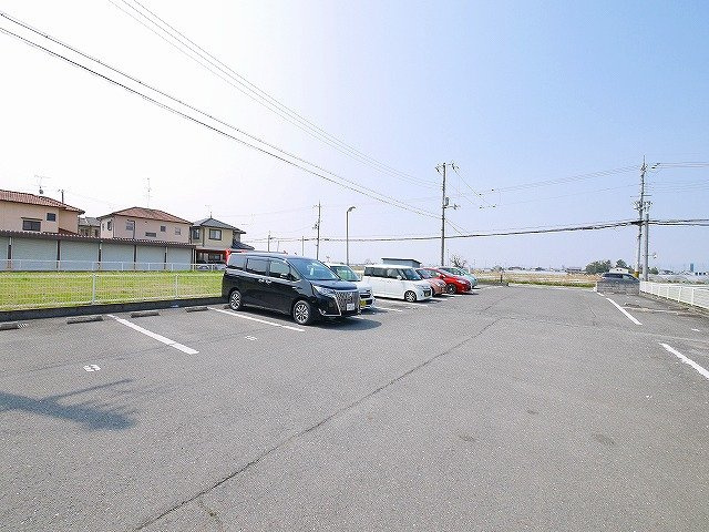 レオパレス浪漫２０００の駐車場|車をお持ちの方に嬉しい駐車場付きの物件です