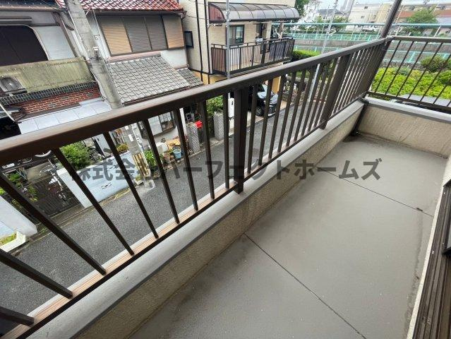 萱島信和町戸建　賃貸のバルコニー|開放的で明るい空間を演出してくれるバルコニーです