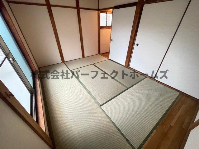 萱島信和町戸建　賃貸の和室|柔らかい畳が心地よい和室