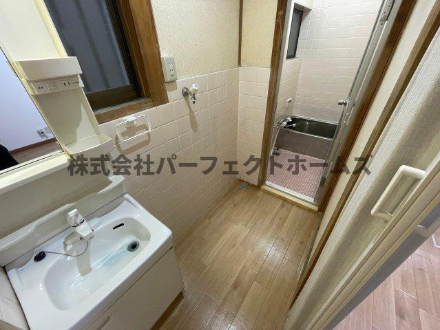 萱島信和町戸建　賃貸の洗面所|脱衣スペースもあります