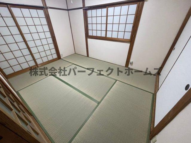 萱島信和町戸建　賃貸の和室|畳の上でゆっくりとくつろげる和室です