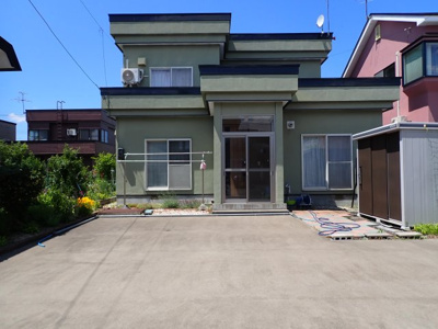 【外観】 | 黒石市青山中古住宅 | 日当たりの良い東南向き・駐車場4台以上