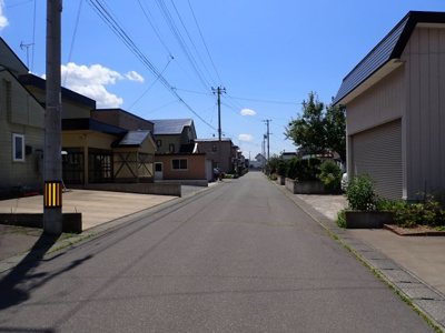 【前面道路含む現地写真】 | 黒石市青山中古住宅