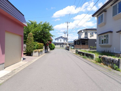 【前面道路含む現地写真】 | 黒石市青山中古住宅