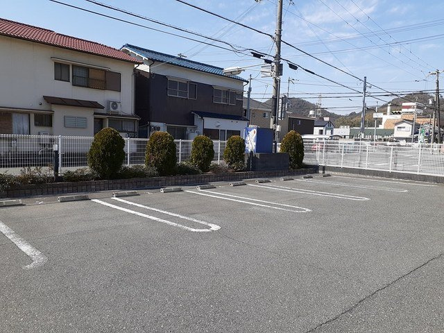 ポエム・ひまわりの駐車場